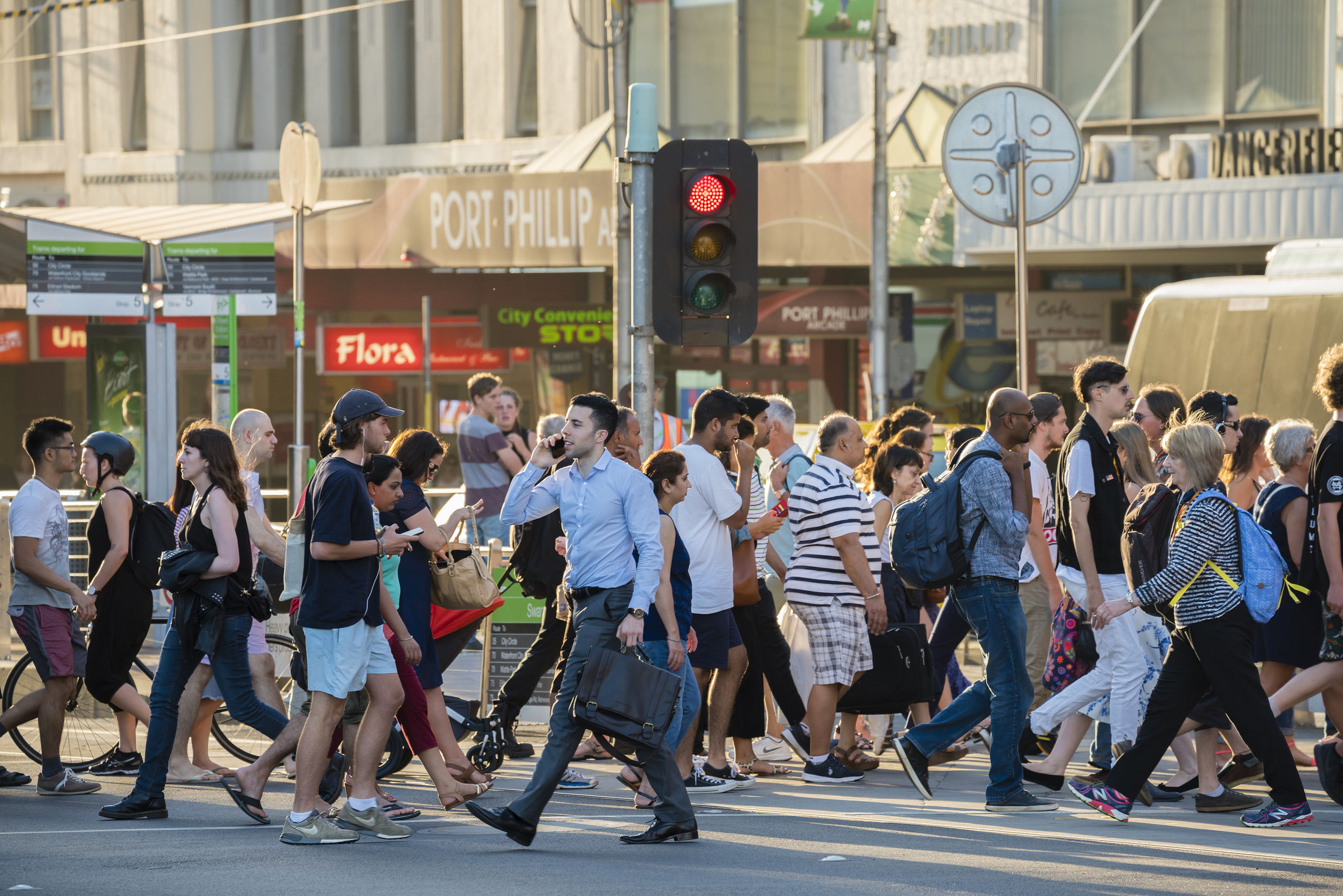 Люди в центре австралии. Пешеходы на улице. Люди в городе. Спешащие люди в городе. Люди на улице.