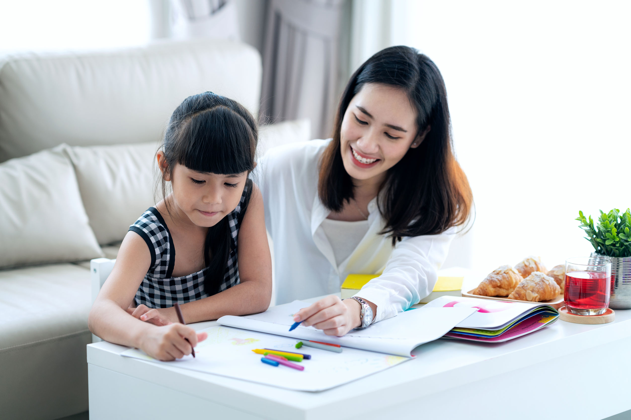 Япония мама учит. Учитель дети азиаты. Мать и ребенок азиаты развитие. Домашнее задание азиаты. Девочка азиатка учится.